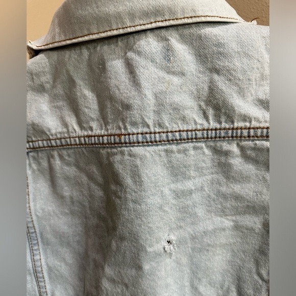 WHITE FOX Women’s light wash, distressed Jean jacket - Picture 9 of 9